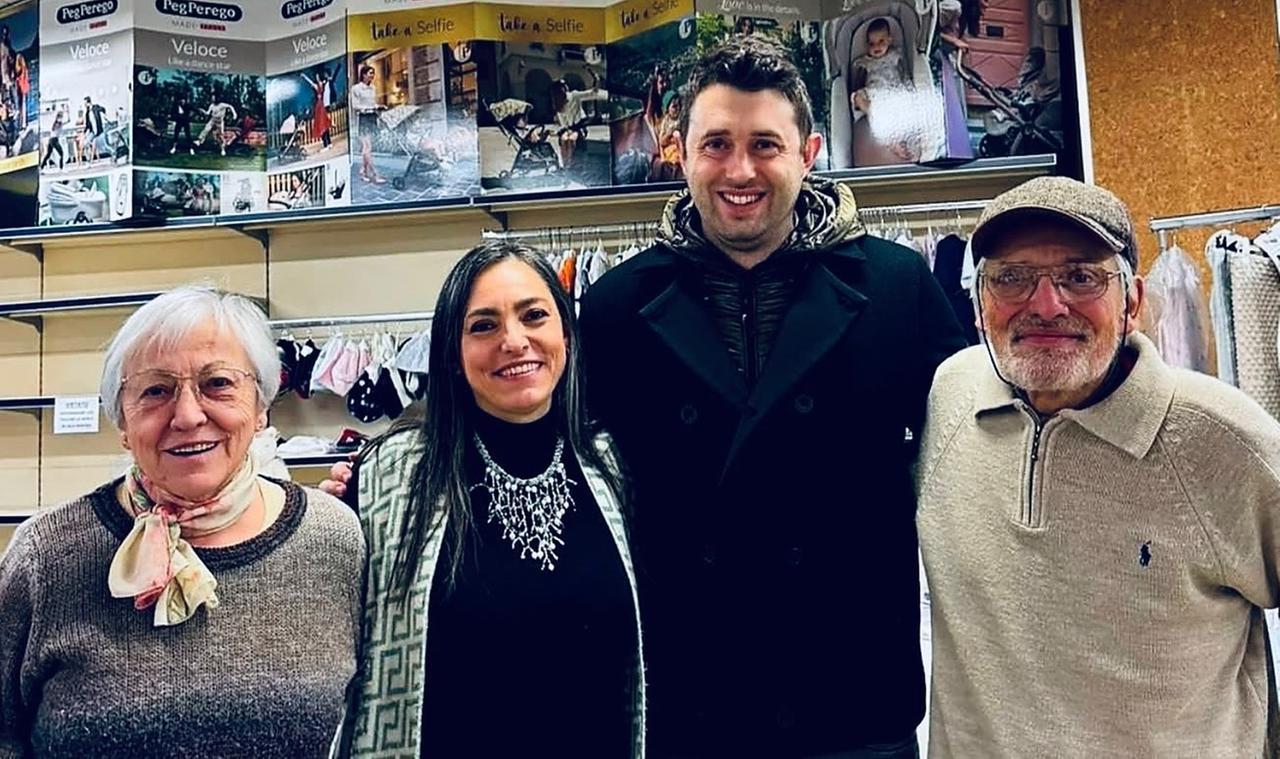 
	L'omaggio del sindaco ai titolari di&nbsp;Dimma Pi&ugrave;

