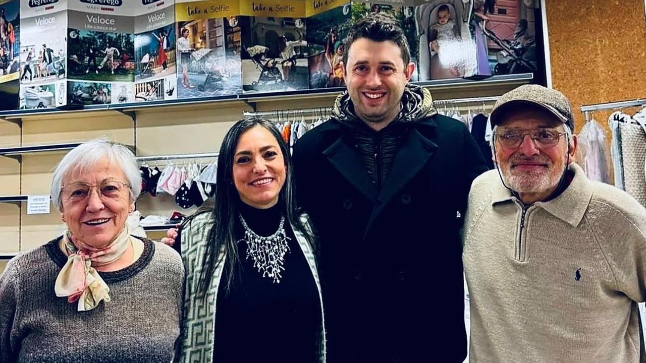 L'omaggio del sindaco ai titolari di Dimma Più