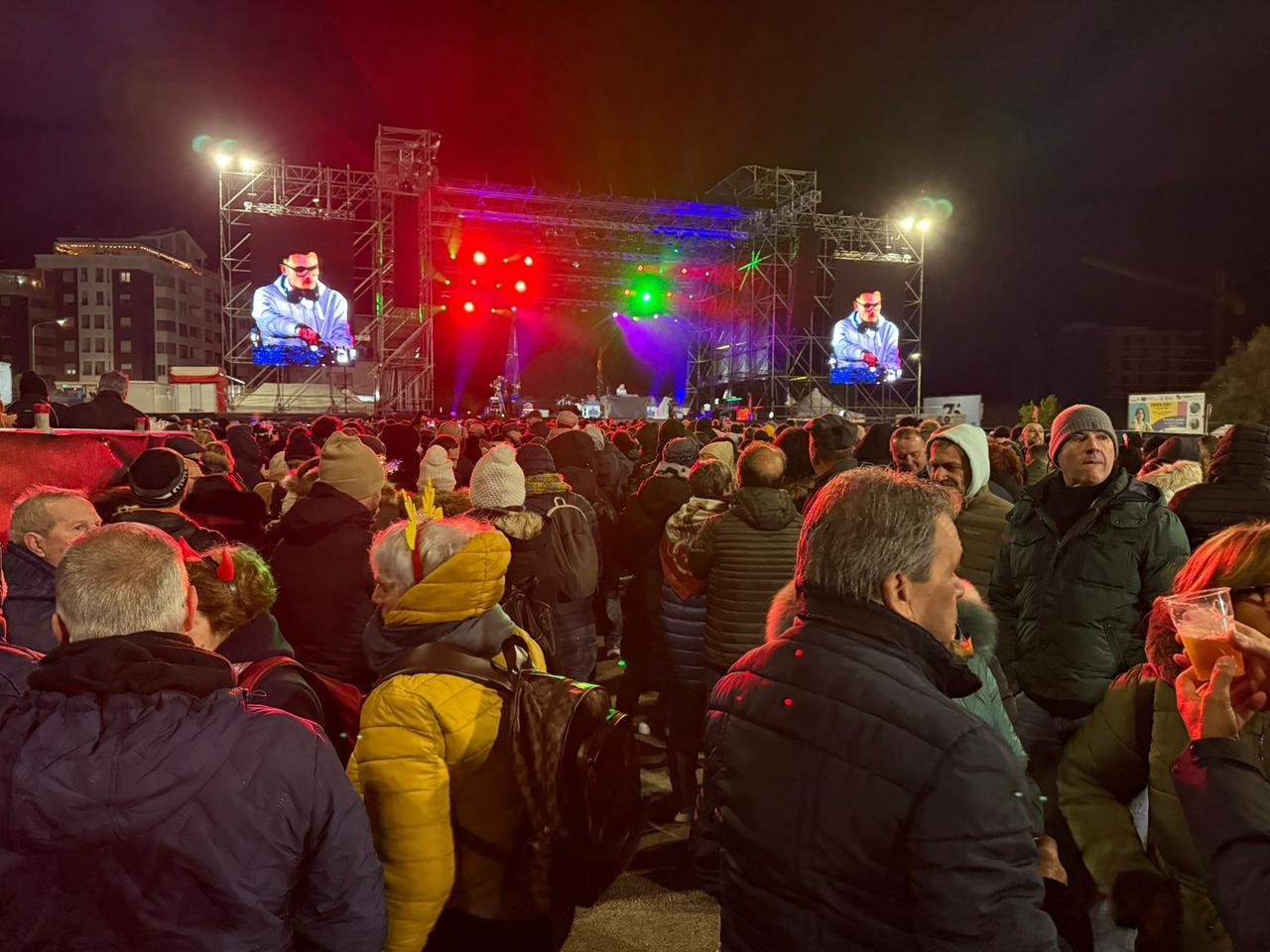 Capodanno 2026 in Sardegna, la gente invade le piazze dei concerti: l’isola è pronta per la festa