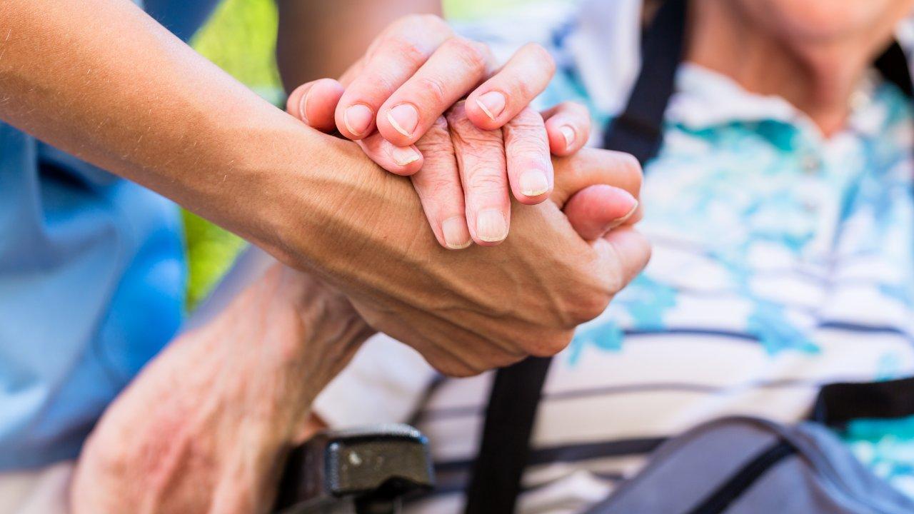 Badanti, baby sitter e colf: in arrivo gli aumenti in busta. Cosa cambia con il nuovo contratto – Tutte le cifre