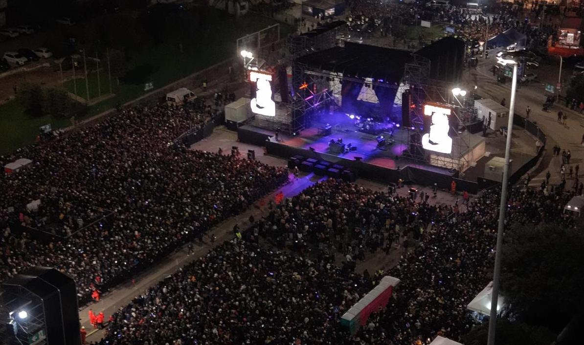 Capodanno 2026 in Sardegna, la gente invade le piazze dei concerti: l’isola è già in festa