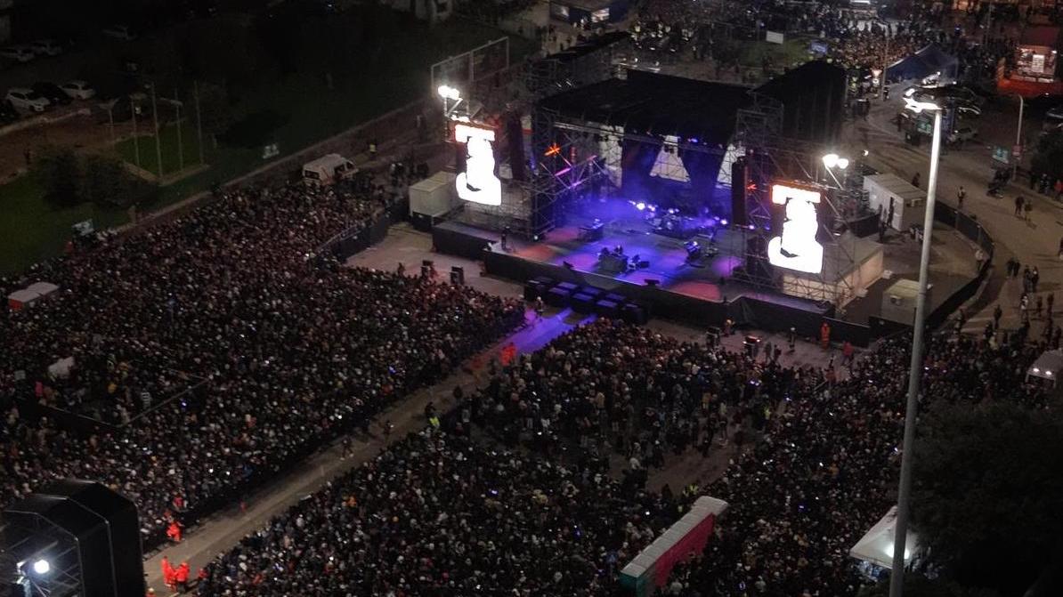 Capodanno 2026 in Sardegna, la gente invade le piazze dei concerti: l’isola è già in festa