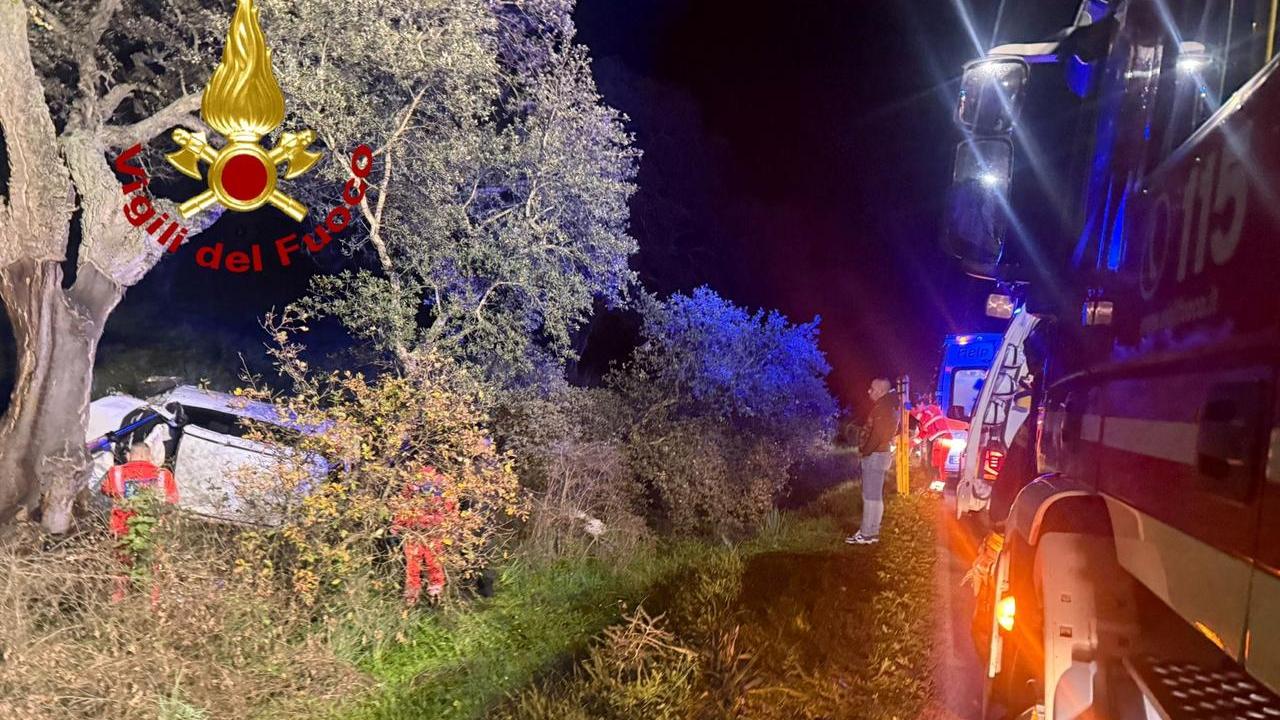 Auto si ribalta sulla provinciale: muore un ragazzo di 30 anni, ferito l’amico
