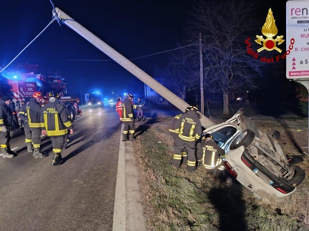 L’auto vola fuori strada e abbatte un palo: un ferito grave