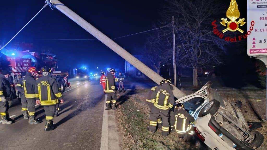 L’auto vola fuori strada e abbatte un palo: un ferito grave