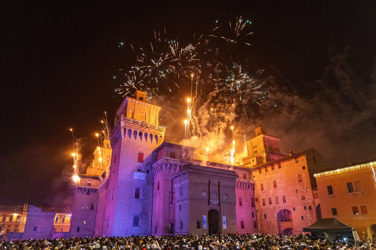 Capodanno a Ferrara, trentamila persone per l’Incendio del Castello