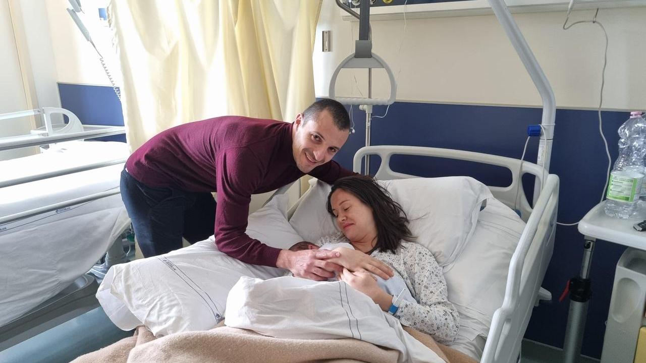 Riccardo con i genitori: è il primo nato del 2026 al San Luca