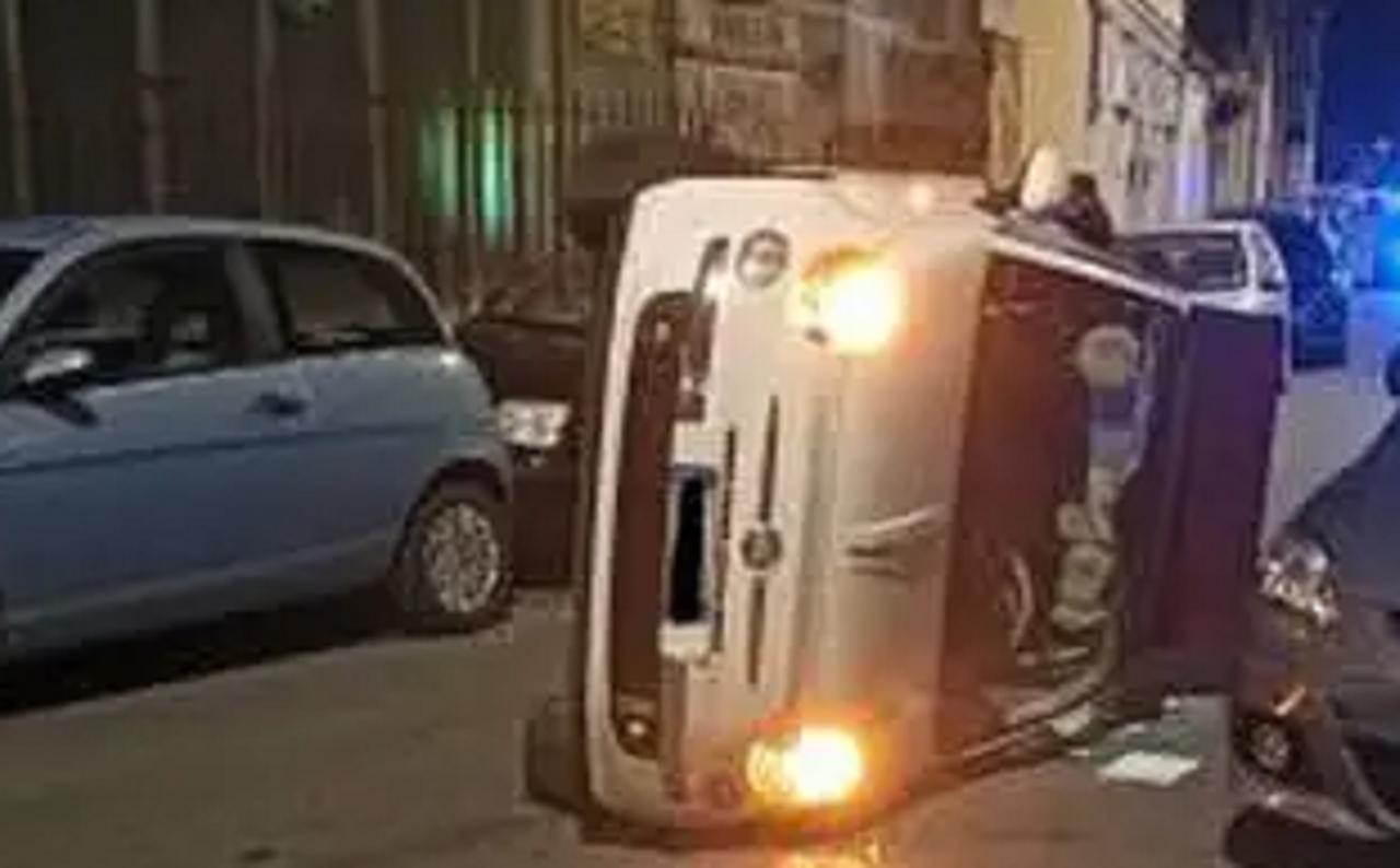 
	L'auto ribaltata (foto Livornogramm)

