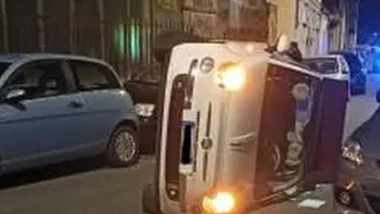 L'auto ribaltata (foto Livornogramm)