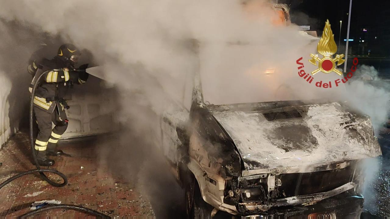 Cagliari, auto e furgone in fiamme nella notte