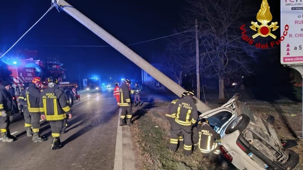 Schianto contro un palo nella notte di Capodanno: grave una trentenne
