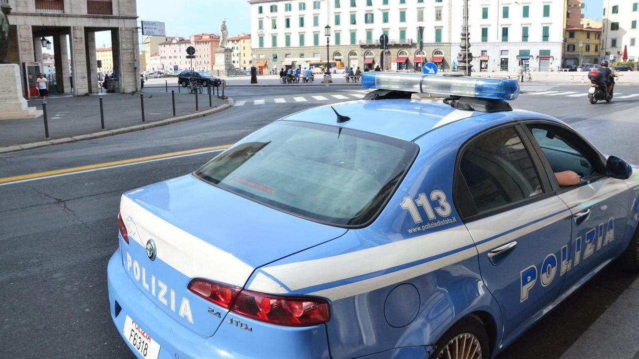 Una volante della polizia di Stato (foto d'archivio)