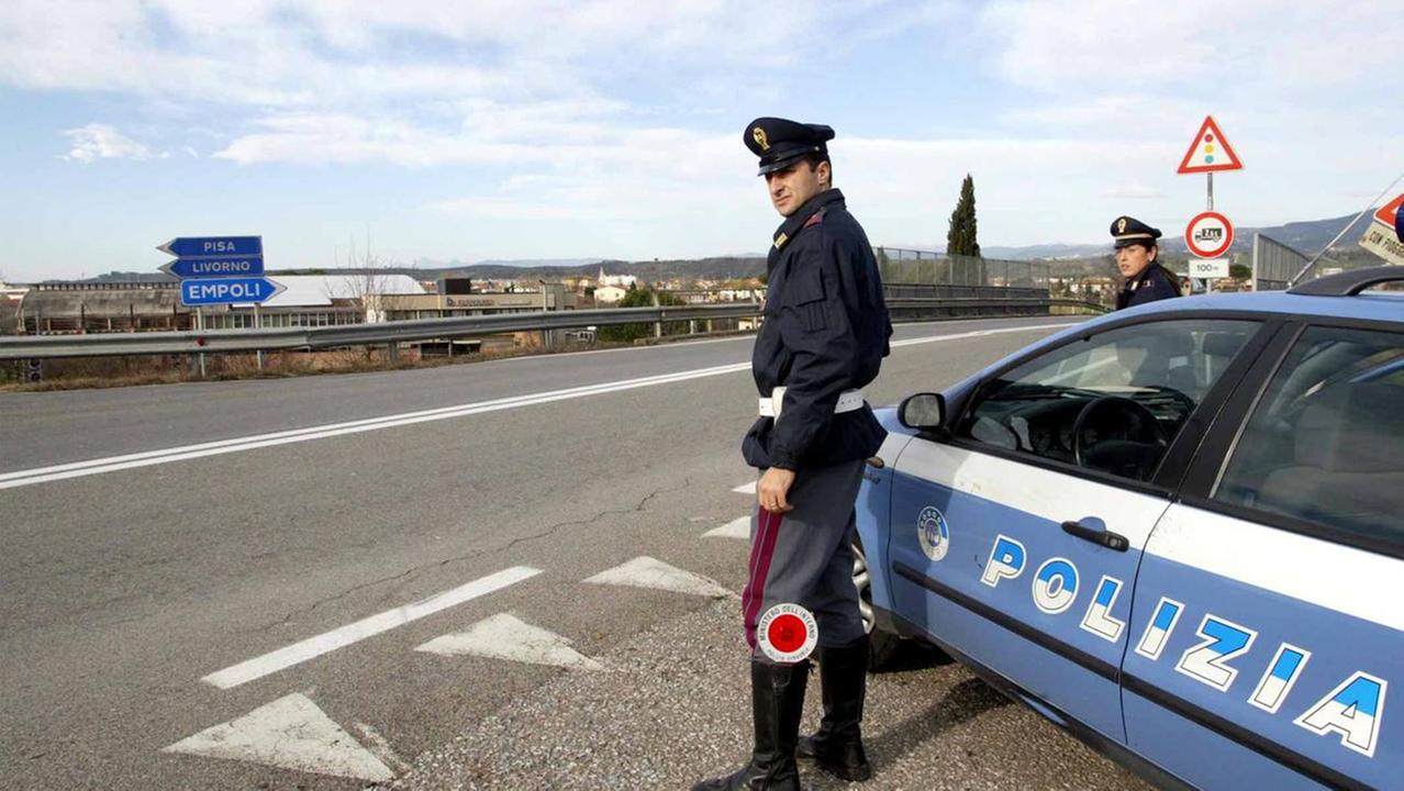 Agenti della polizia stradale sulla Fi-Pi-Li (foto d'archivio)