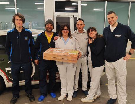 Il regalo firmato Pirru agli “angeli reggiani” che hanno lavorato a Capodanno: «Un metro di pizza per starvi più vicini»