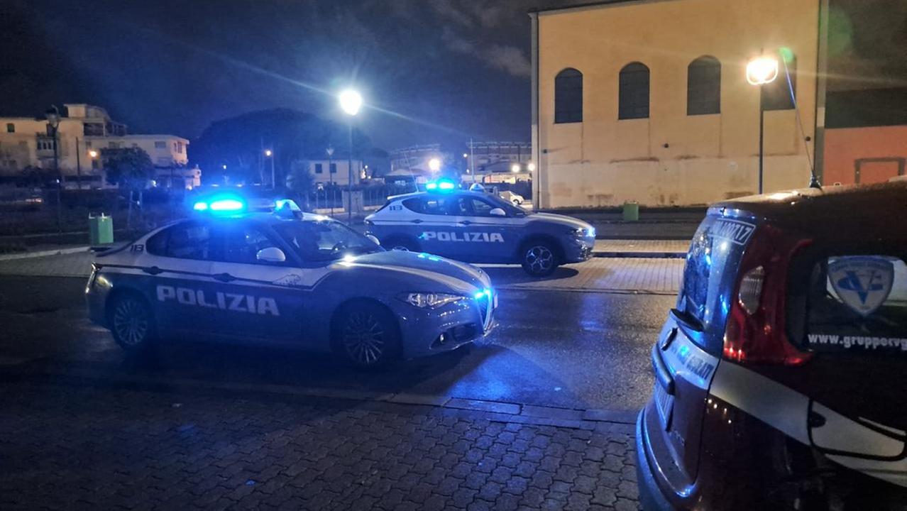 Volanti della polizia di Stato in città (foto d'archivio)