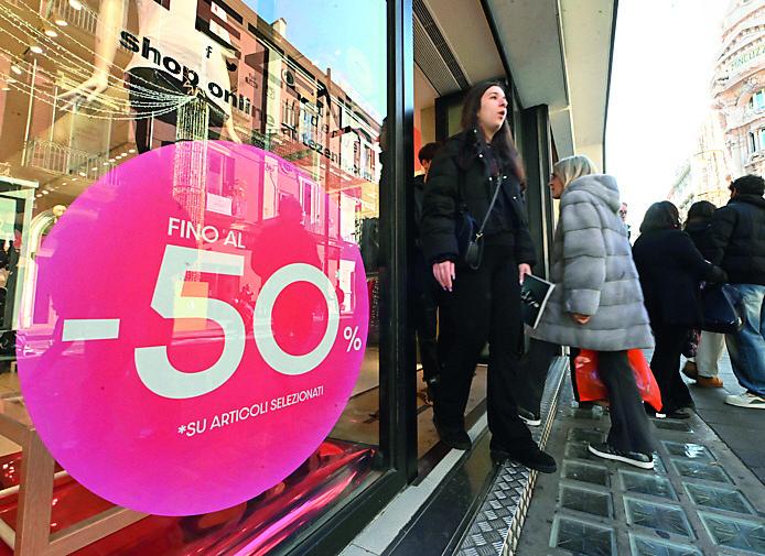 Saldi al via da domani nell’isola: ecco quanto si spenderà