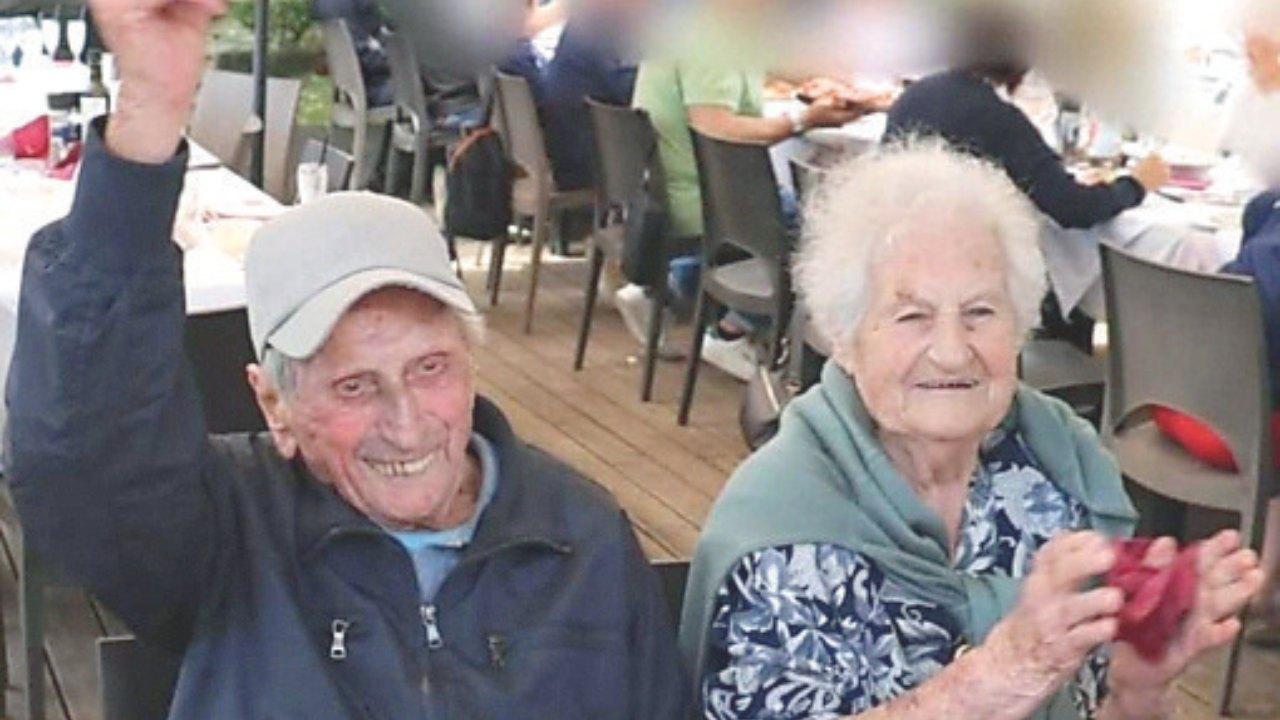 I due coniugi durante una festa