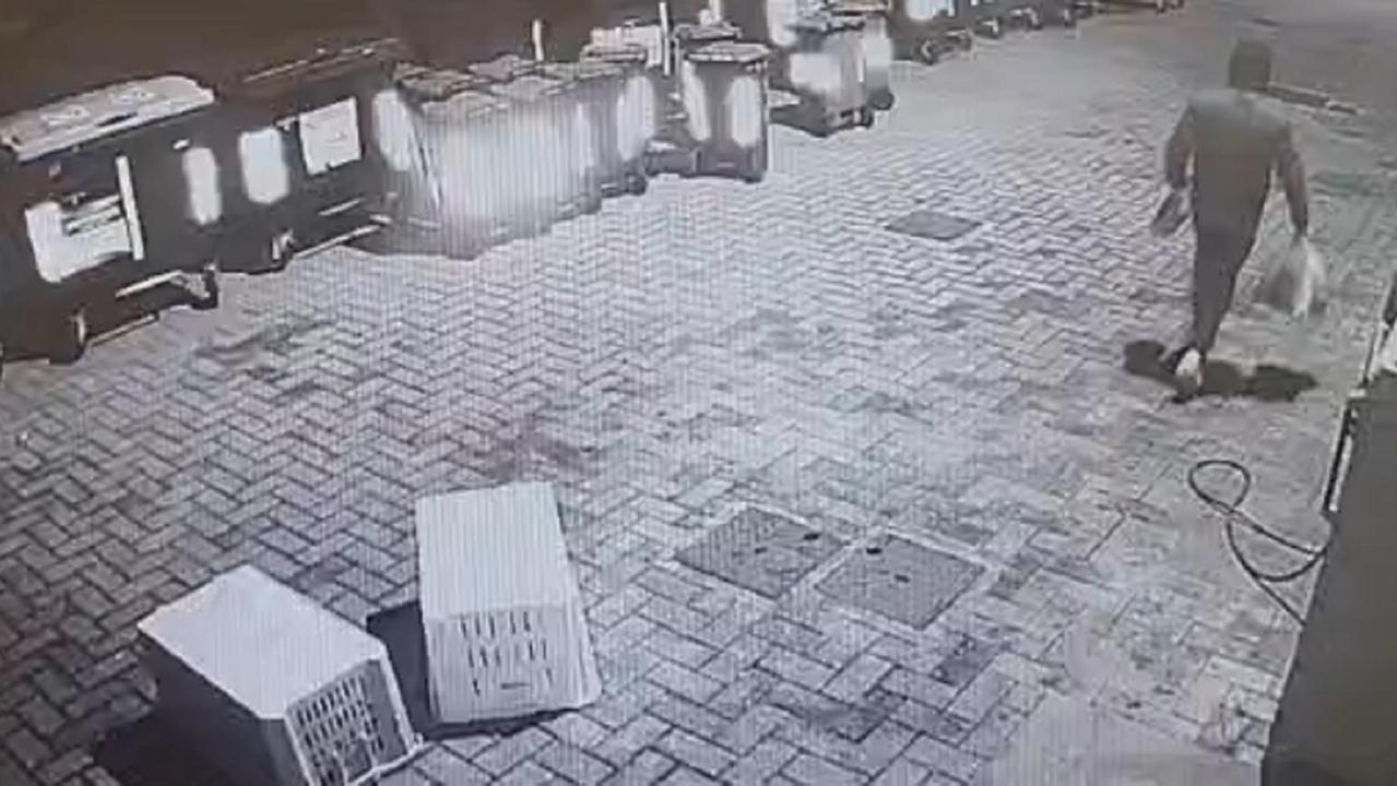 Il ladro in fuga dalla Caritas con il cibo