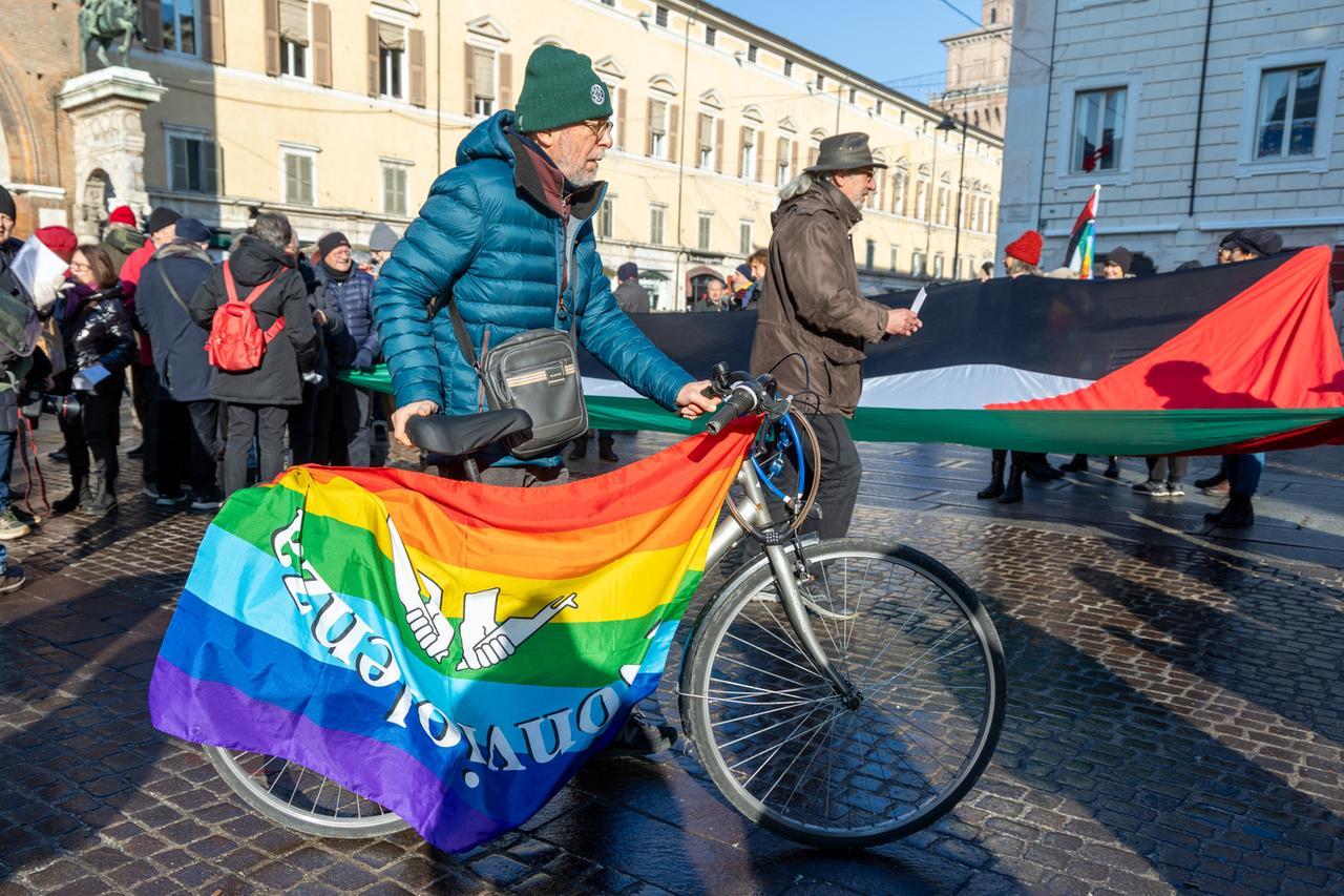 Voci di pace in piazza a Ferrara: «Lavoriamo per la nonviolenza» – Il video