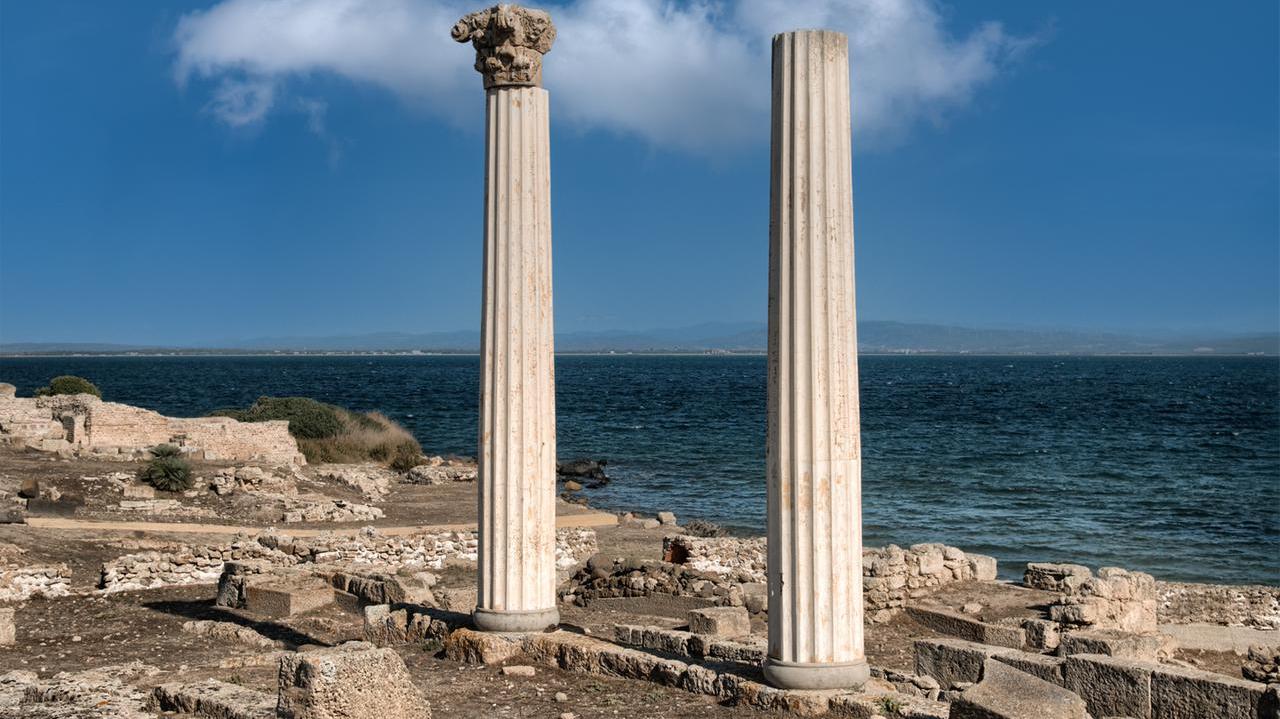 Immagini d’epoca, video e reperti archeologici: in mostra il viaggio millenario di Tharros