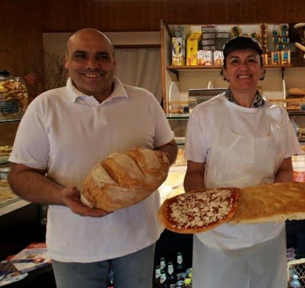 San Vincenzo, chiude i battenti lo storico panificio: clienti in fila per salutare Emilio e Rita