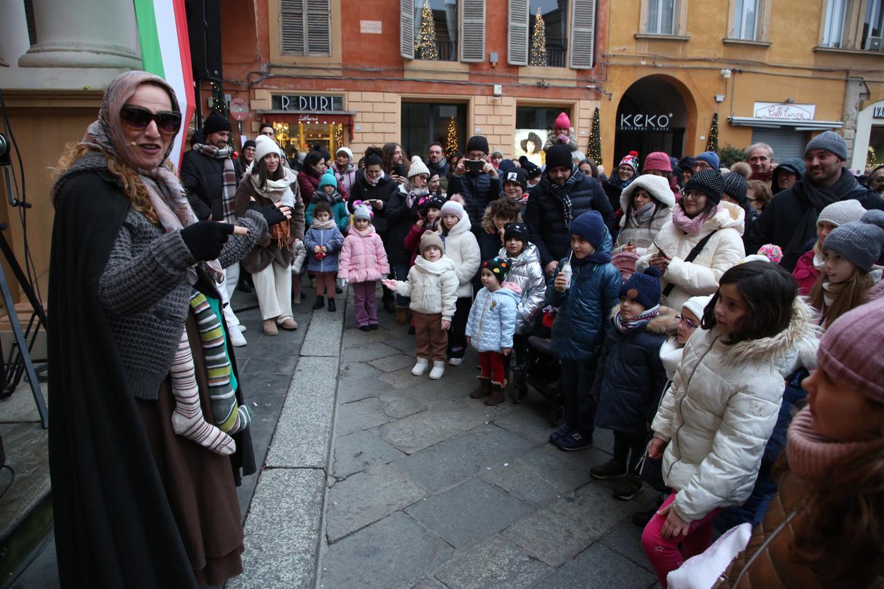 Cosa fare per la Befana a Reggio Emilia: dalla calata acrobatica alle letture in biblioteca
