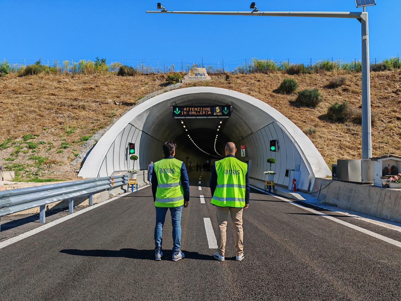 Auto prende fuoco in galleria, strada chiusa e traffico deviato