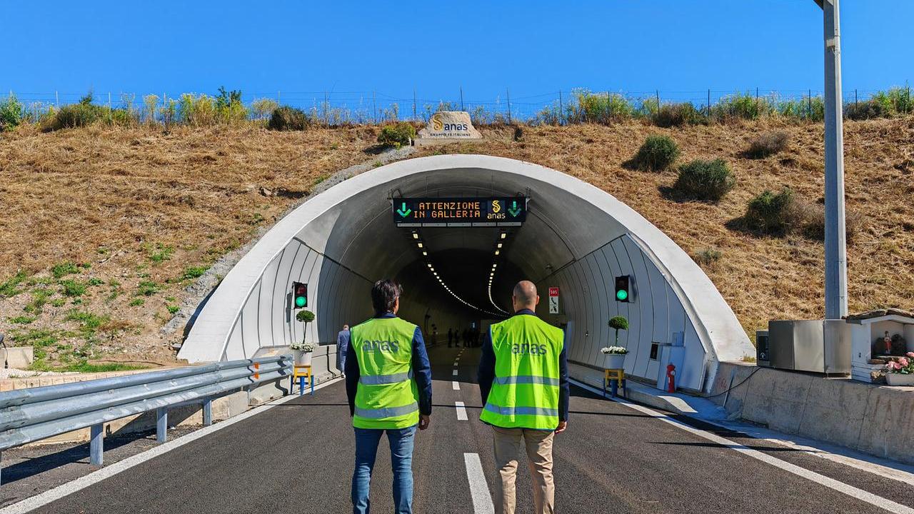 Auto prende fuoco in galleria, strada chiusa e traffico deviato