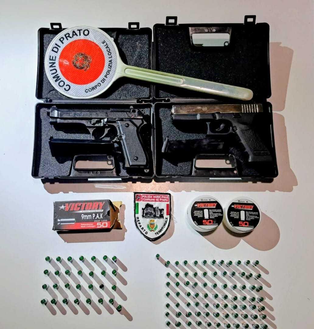 
	Le pistole sequestrate in piazza Mercatale

