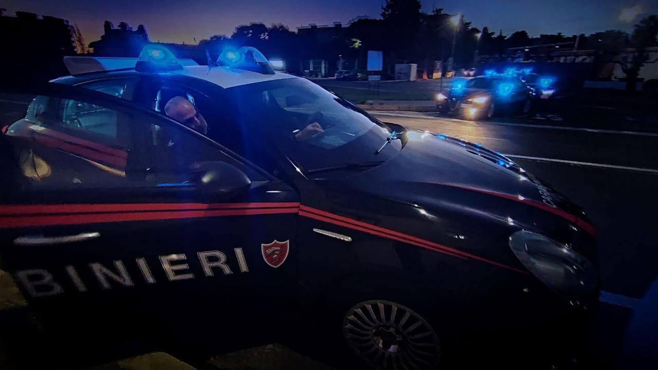 Forza il posto di blocco, poi tenta di fuggire a piedi: fermato con il taser