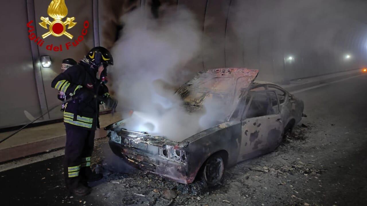 Auto a fuoco nella galleria della statale 131 dcn: c’è un ferito