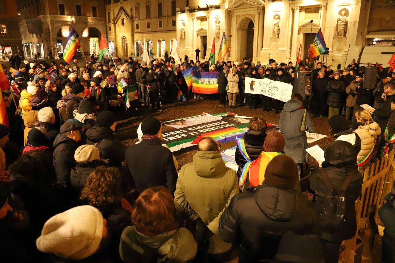 «Obiettori alla guerra»: Reggio Emilia apre il 2026 in piazza per la pace e il disarmo