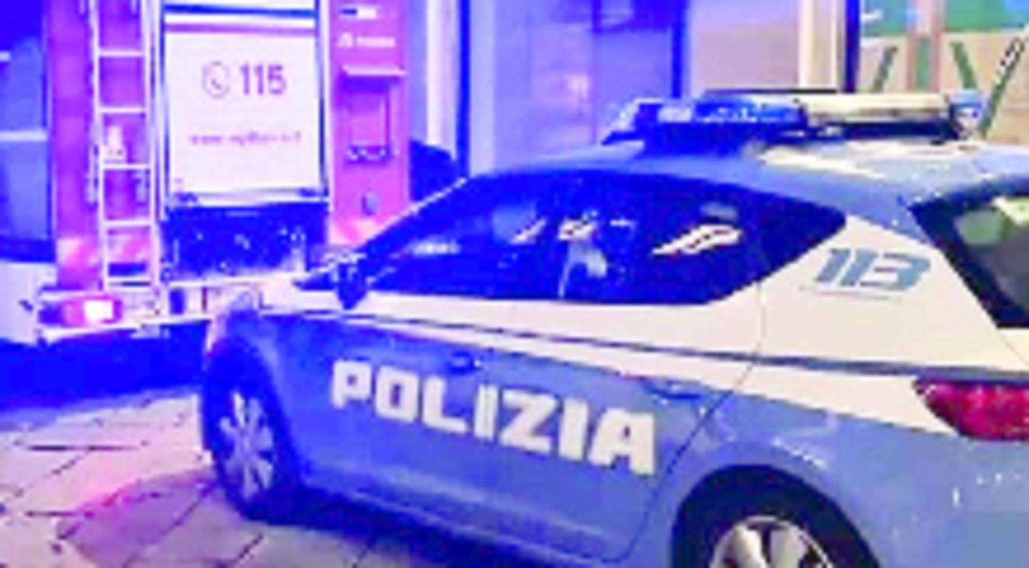 Una volante della polizia con i pompieri (foto d'archivio)