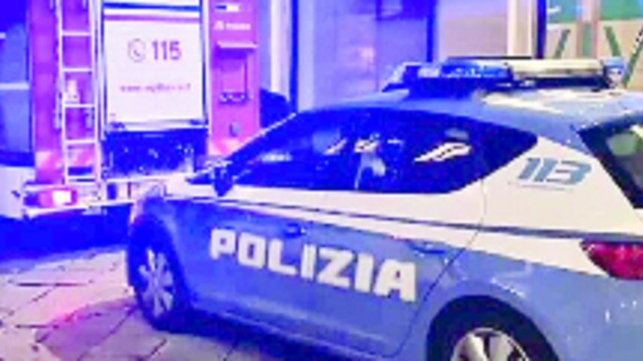 Una volante della polizia con i pompieri (foto d'archivio)