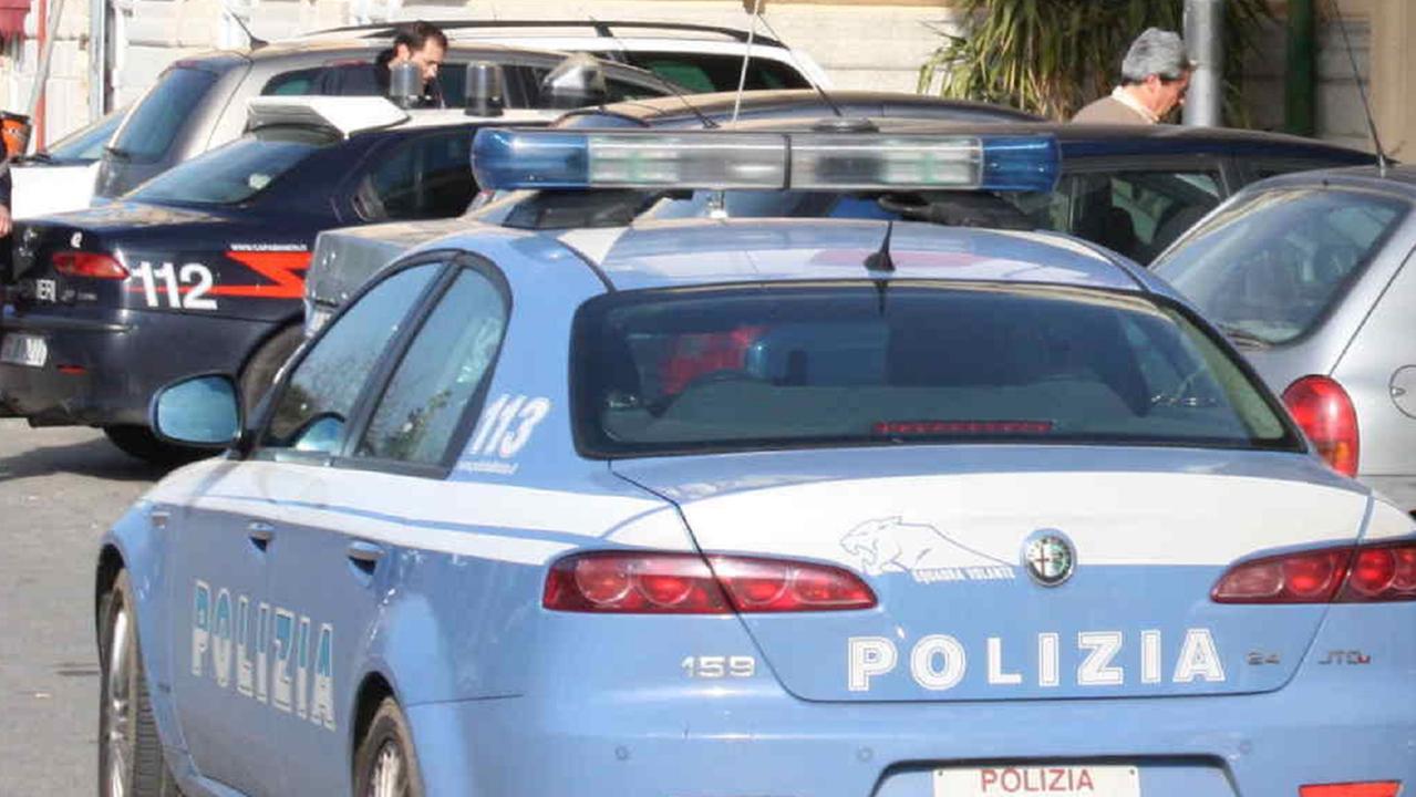 Una volante della polizia fuori dalla stazione (foto d'archivio)