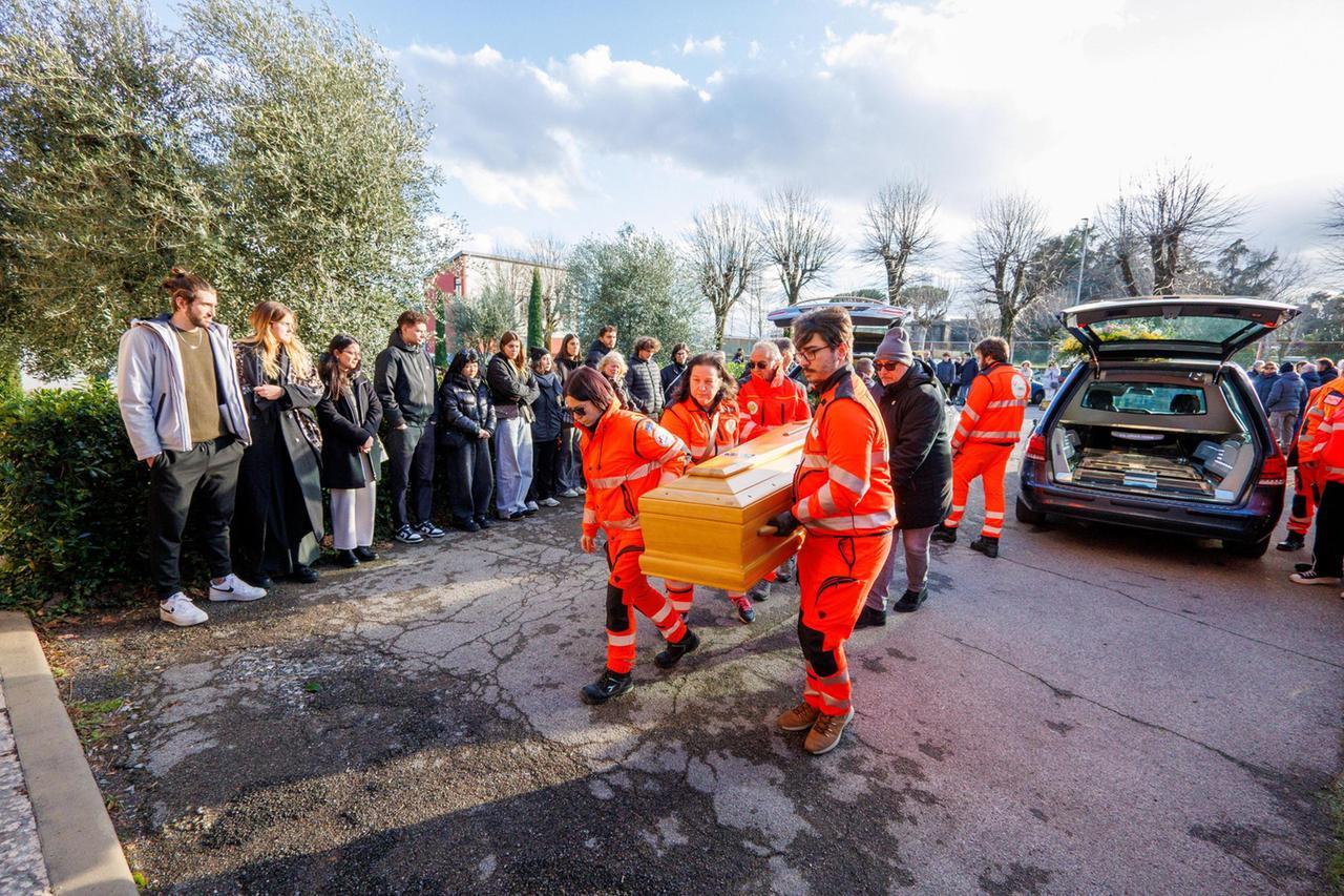 
	Un momento del funerale (foto Innocenti-Nucci)

