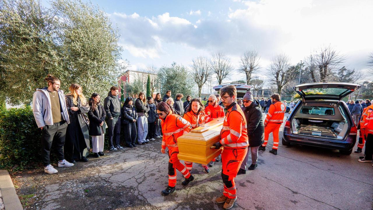 Un momento del funerale (foto Innocenti-Nucci)