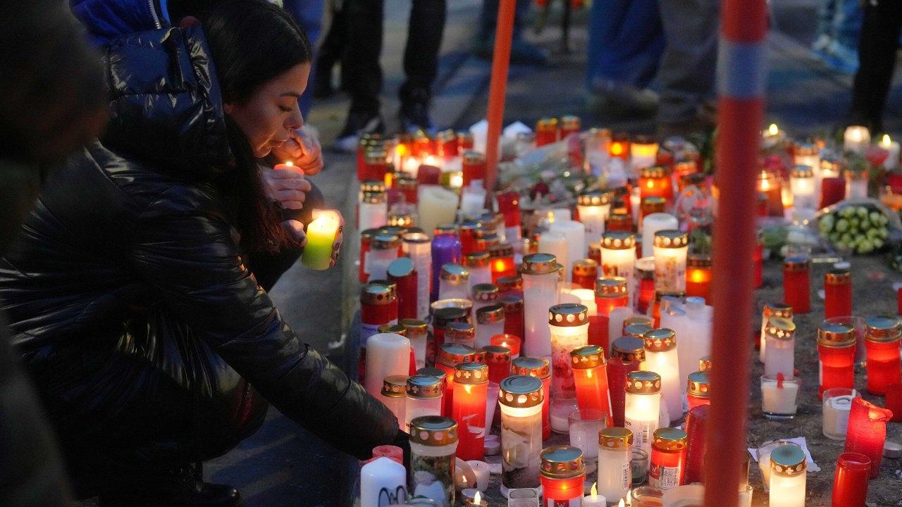 
	Lumini, fiori e messaggi a Crans-Montana, nei dintorni del luogo della tragedia

