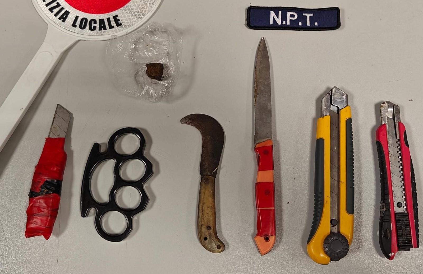 Gomme tagliate e auto danneggiate a San Damaso: fermato un uomo con coltelli e tirapugni