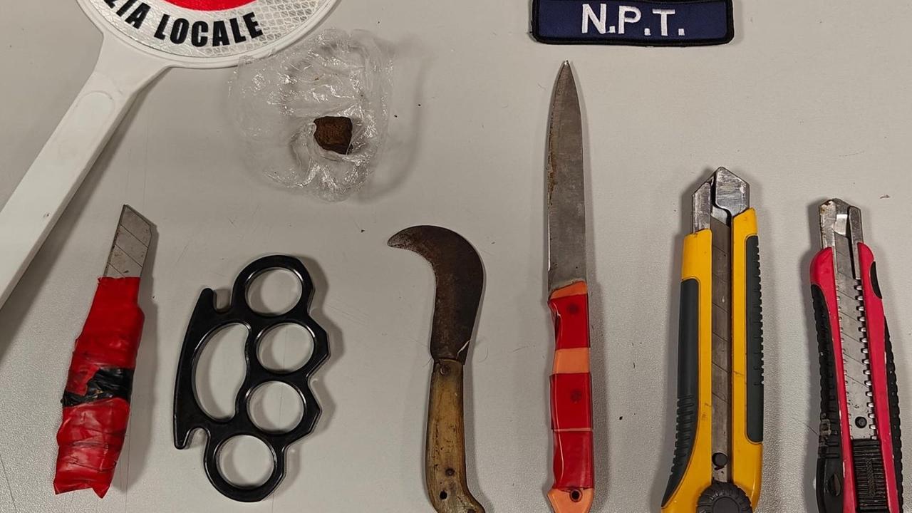 Gomme tagliate e auto danneggiate a San Damaso: fermato un uomo con coltelli e tirapugni