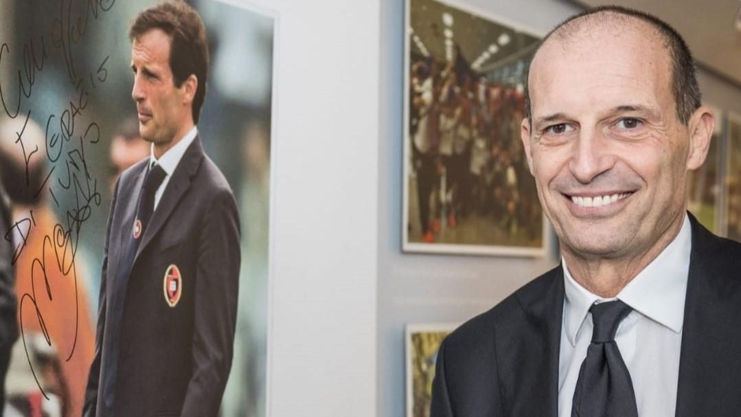 Max Allegri firma la foto nel museo del Cagliari