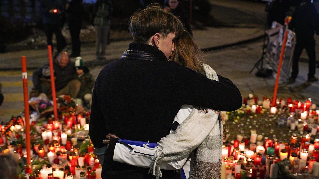 Il dolore degli amici delle vittime