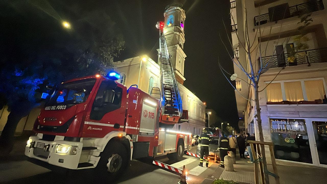 Paura a Sassari: crolla una pietra dal campanile di San Giuseppe – VIDEO
