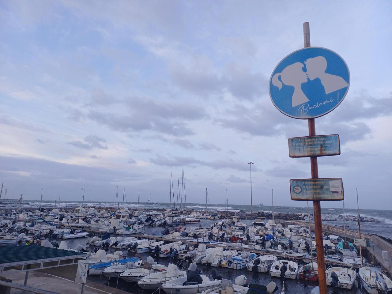 Tra le onde, nel vento, ogni giorno. A Livorno “baciamoci ancora”. Sempre