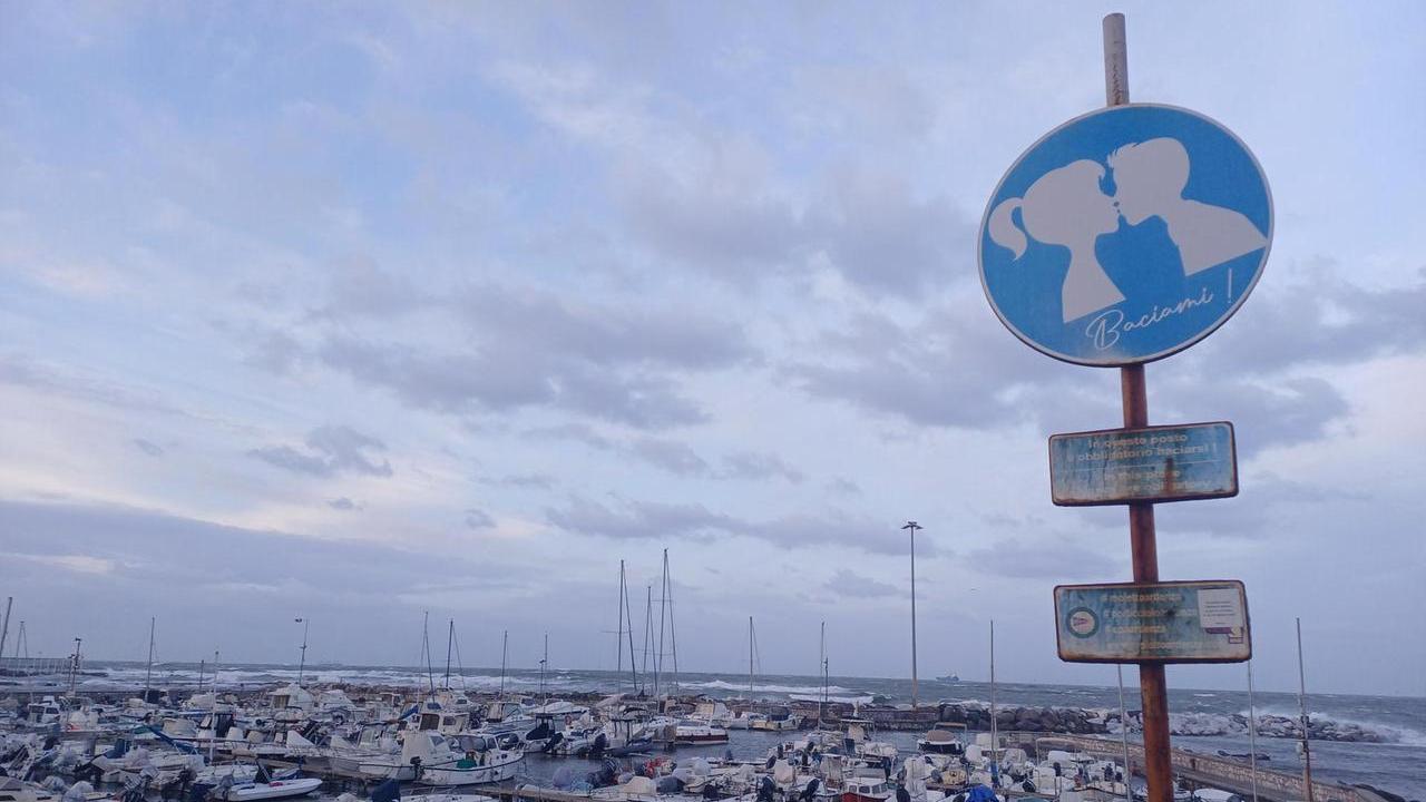 Tra le onde, nel vento, ogni giorno. A Livorno “baciamoci ancora”. Sempre