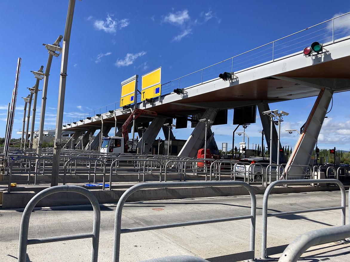 
	Il casello della Tirrenica a Cecina

