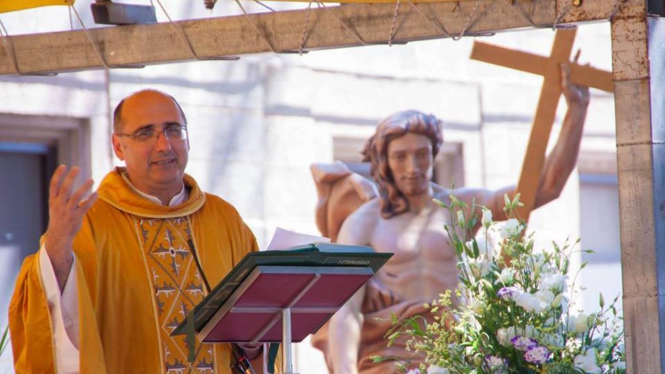 Polemiche sulle battute al Capodanno di Sassari, il commento di don Galia: «Chi è senza peccato scagli la prima pietra»