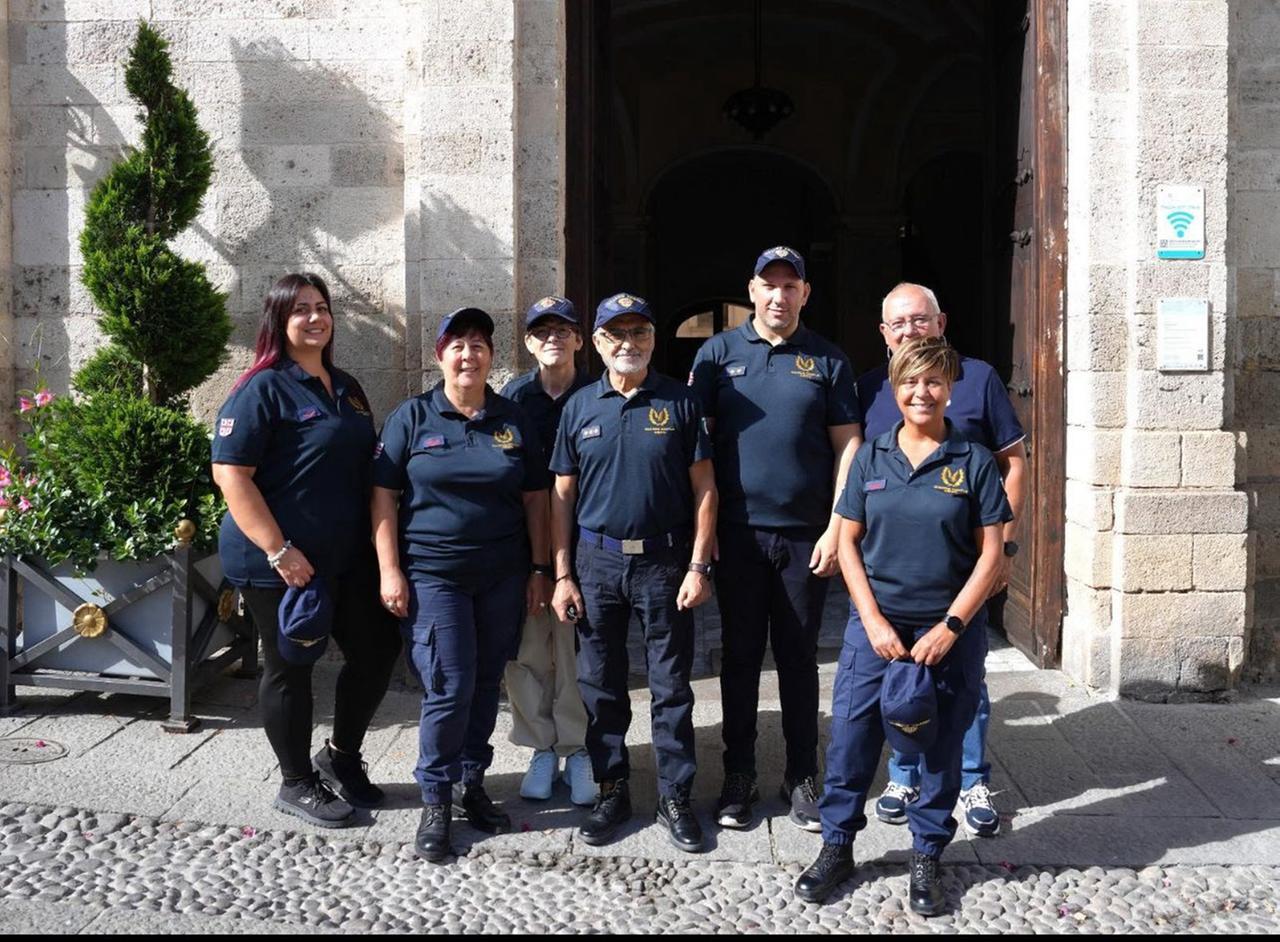 Un cane veglia per ore “l’amico” investito, salvati entrambi dalle guardie zoofile: la commovente storia a Sassari