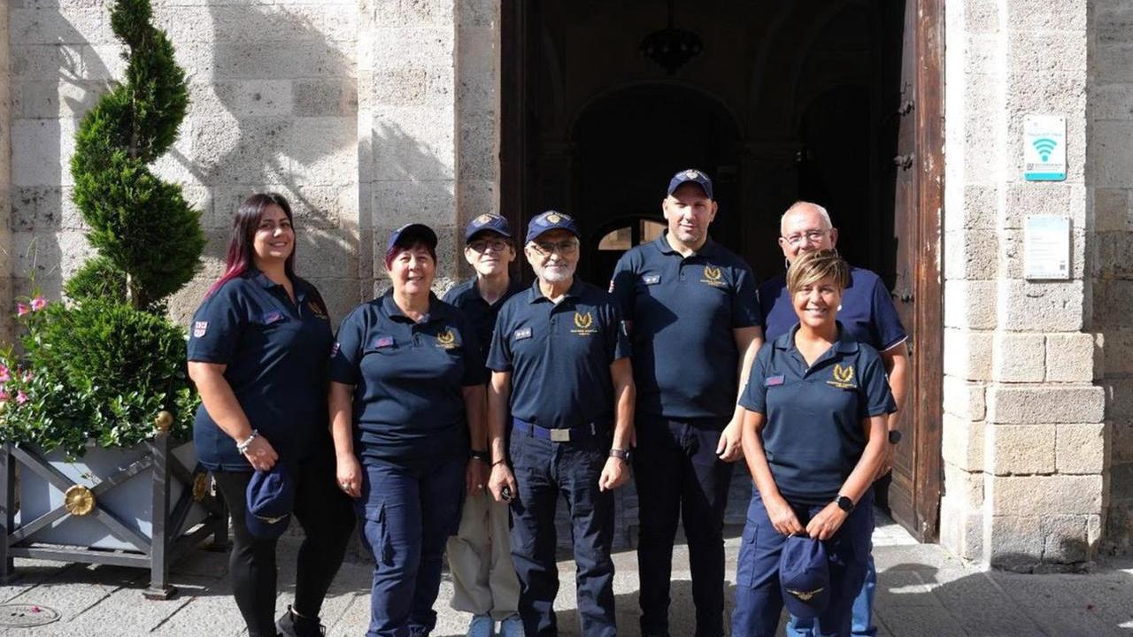 Un cane veglia per ore “l’amico” investito, salvati entrambi dalle guardie zoofile: la commovente storia a Sassari