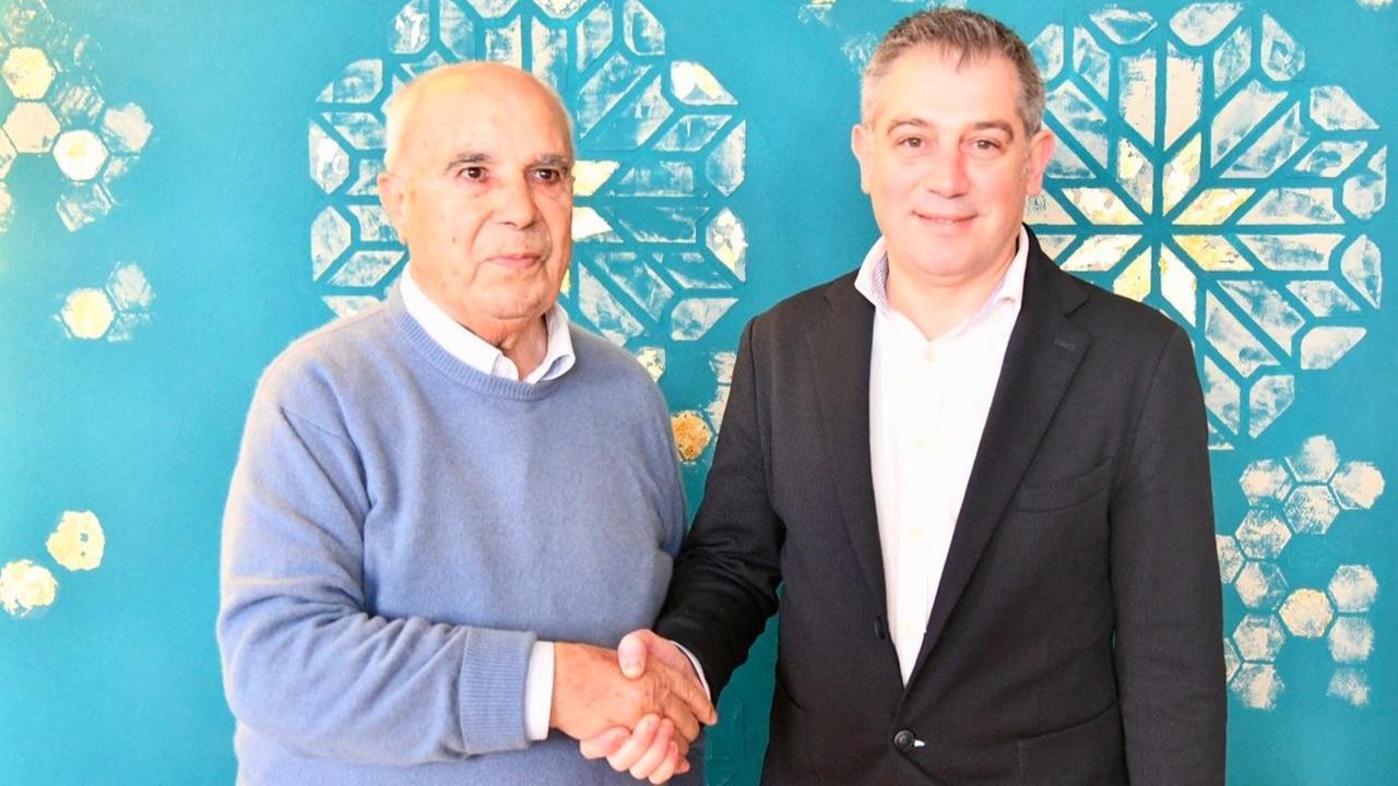 Il Comune di Padru compie 30 anni: stretta di mano tra i sindaci di ieri e di oggi